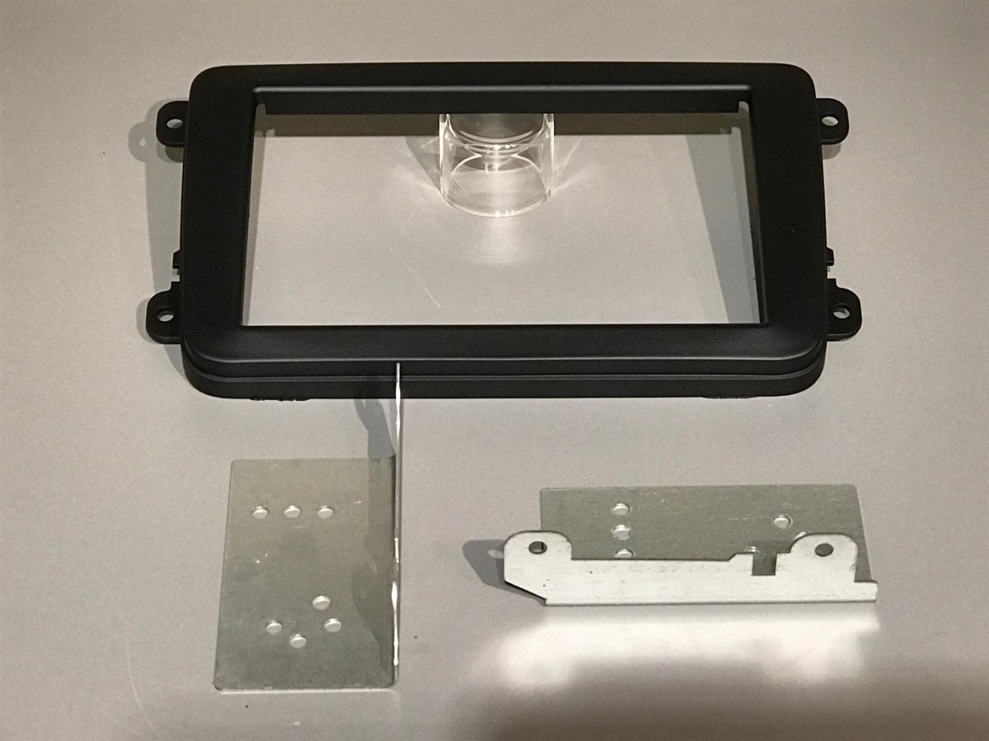 Clarion Doppel-Din Radioblende in schwarz matt Seat-Skoda-VW BKX1320B UVP: 49-99EUR